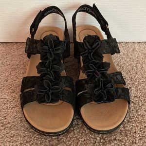 Clark’s Collection Black Embossed Leather Sueded Flower Detail Sandals/7.5M